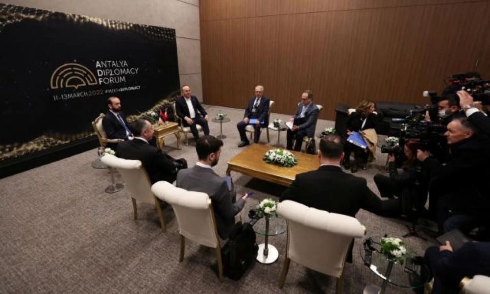 Ουκρανία: "Ραπανάκι" στην κουβέντα και ο Ερντογάν - Θα δει τις δύο πλευρές πριν συναντηθούν